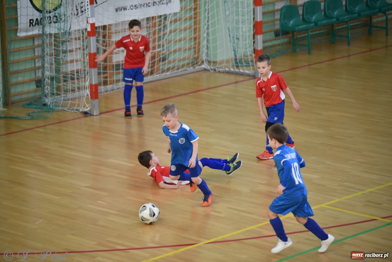 Zdjęcie w galerii na portalu naszraciborz.pl: Piłkarska rywalizacja żaków w Arenie Rafako [FOTO] wiadomości z regionu