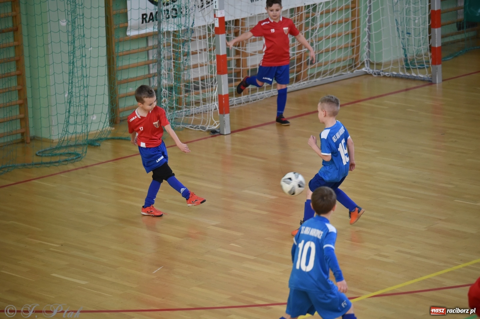 Zdjęcie w galerii na portalu naszraciborz.pl: Piłkarska rywalizacja żaków w Arenie Rafako [FOTO] wiadomości z regionu