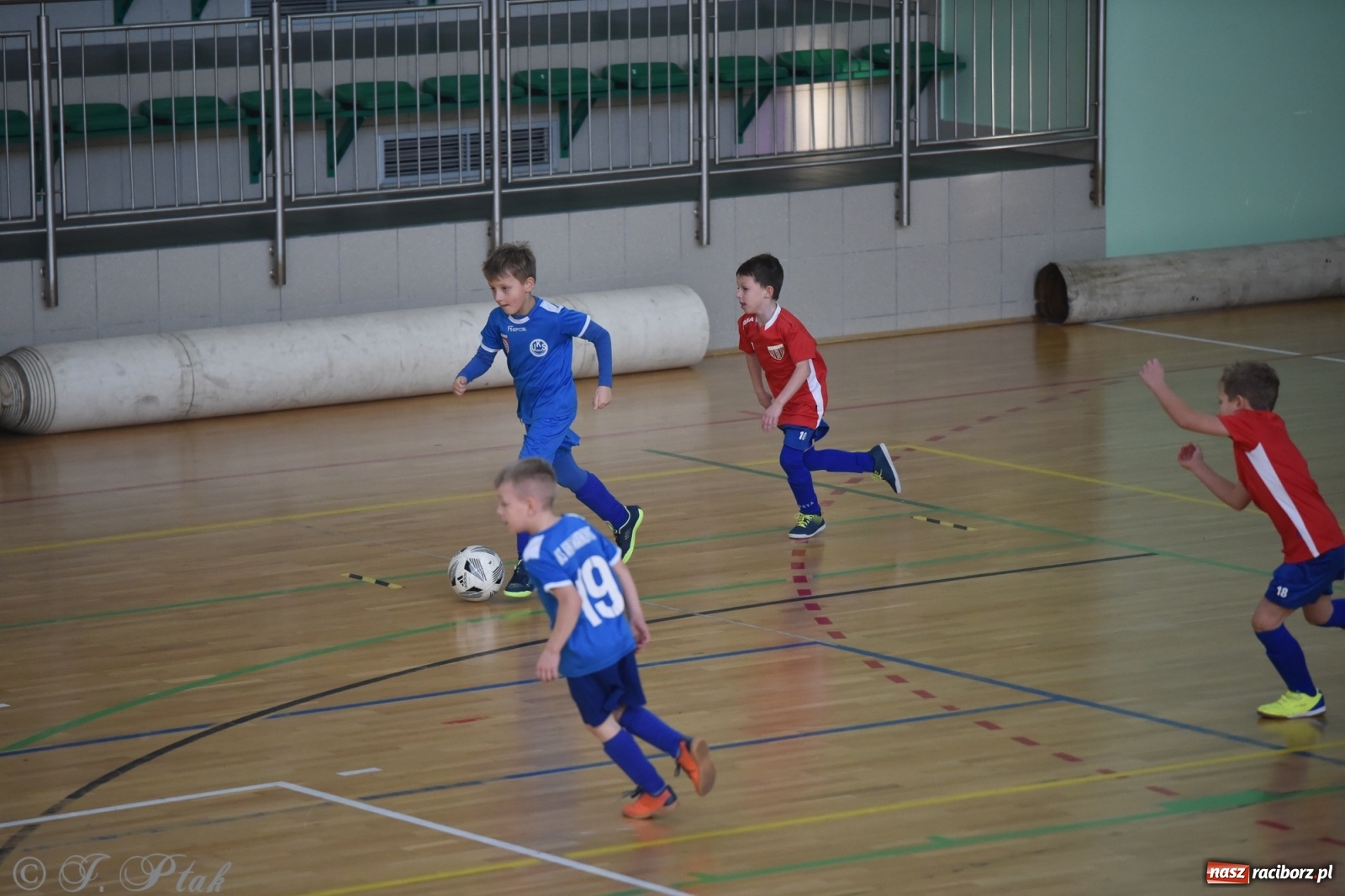 Zdjęcie w galerii na portalu naszraciborz.pl: Piłkarska rywalizacja żaków w Arenie Rafako [FOTO] wiadomości z regionu