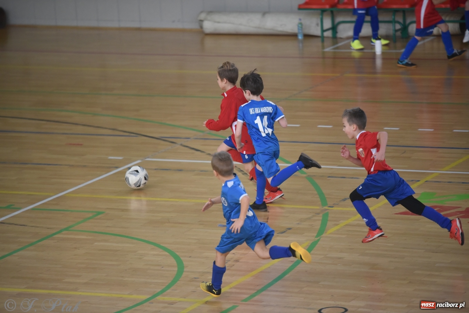 Zdjęcie w galerii na portalu naszraciborz.pl: Piłkarska rywalizacja żaków w Arenie Rafako [FOTO] wiadomości z regionu