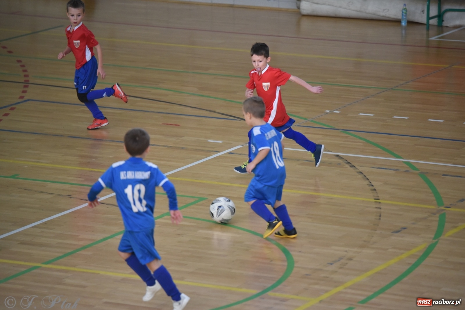 Zdjęcie w galerii na portalu naszraciborz.pl: Piłkarska rywalizacja żaków w Arenie Rafako [FOTO] wiadomości z regionu