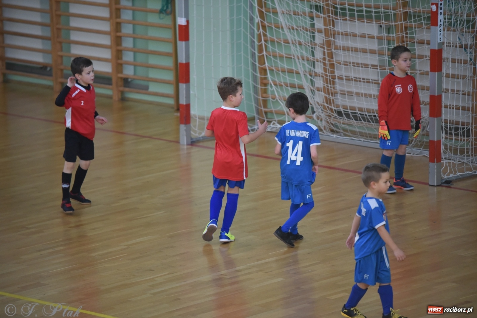 Zdjęcie w galerii na portalu naszraciborz.pl: Piłkarska rywalizacja żaków w Arenie Rafako [FOTO] wiadomości z regionu