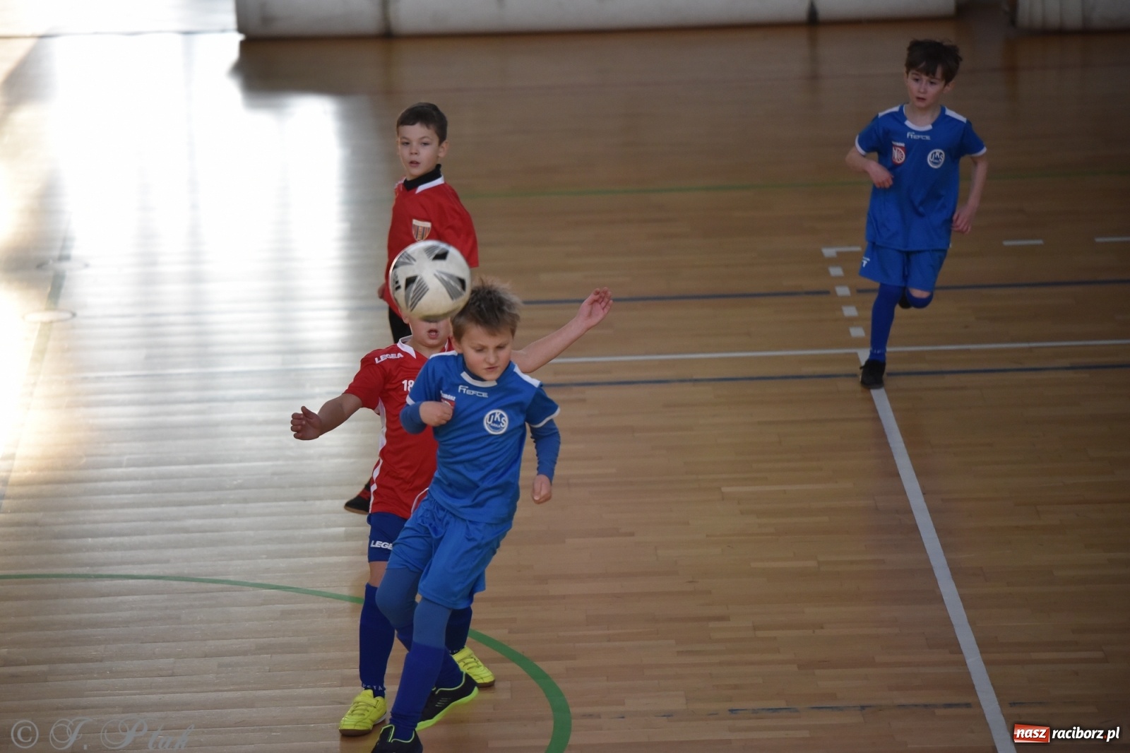 Zdjęcie w galerii na portalu naszraciborz.pl: Piłkarska rywalizacja żaków w Arenie Rafako [FOTO] wiadomości z regionu
