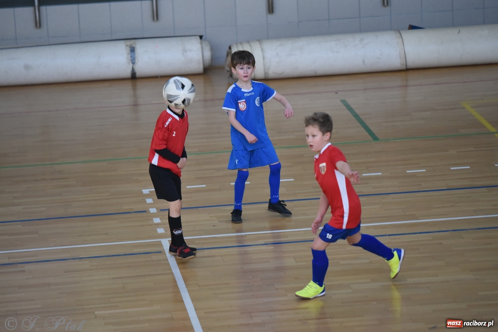 Zdjęcie w galerii na portalu naszraciborz.pl: Piłkarska rywalizacja żaków w Arenie Rafako [FOTO] wiadomości z regionu