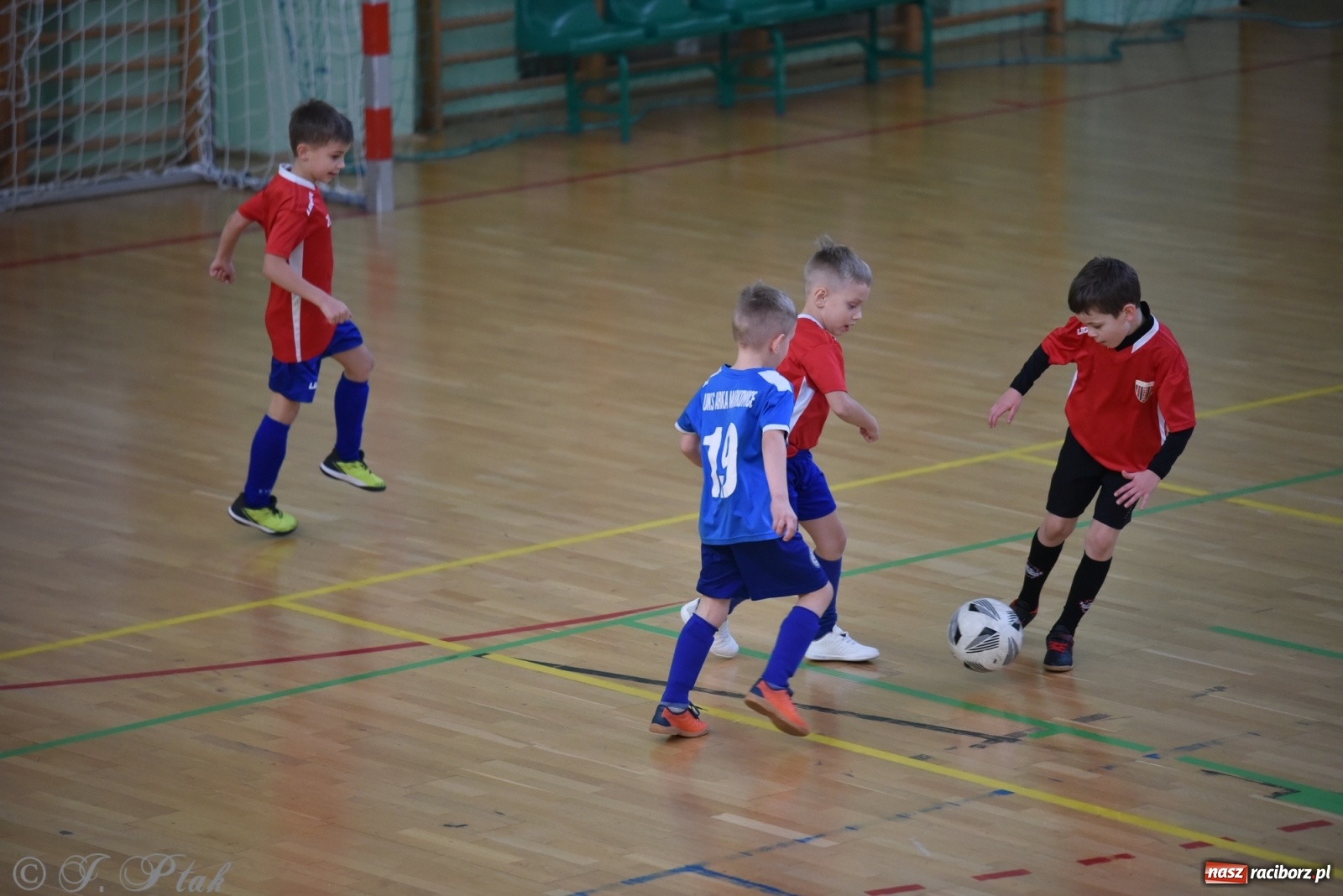Zdjęcie w galerii na portalu naszraciborz.pl: Piłkarska rywalizacja żaków w Arenie Rafako [FOTO] wiadomości z regionu