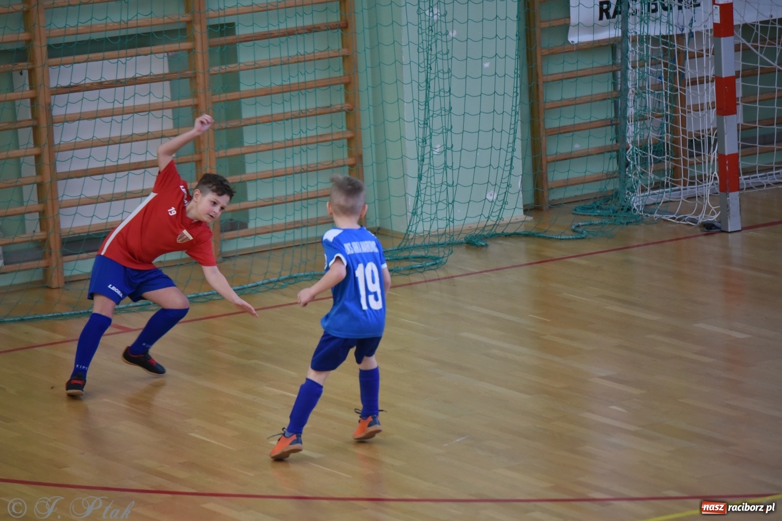 Zdjęcie w galerii na portalu naszraciborz.pl: Piłkarska rywalizacja żaków w Arenie Rafako [FOTO] wiadomości z regionu