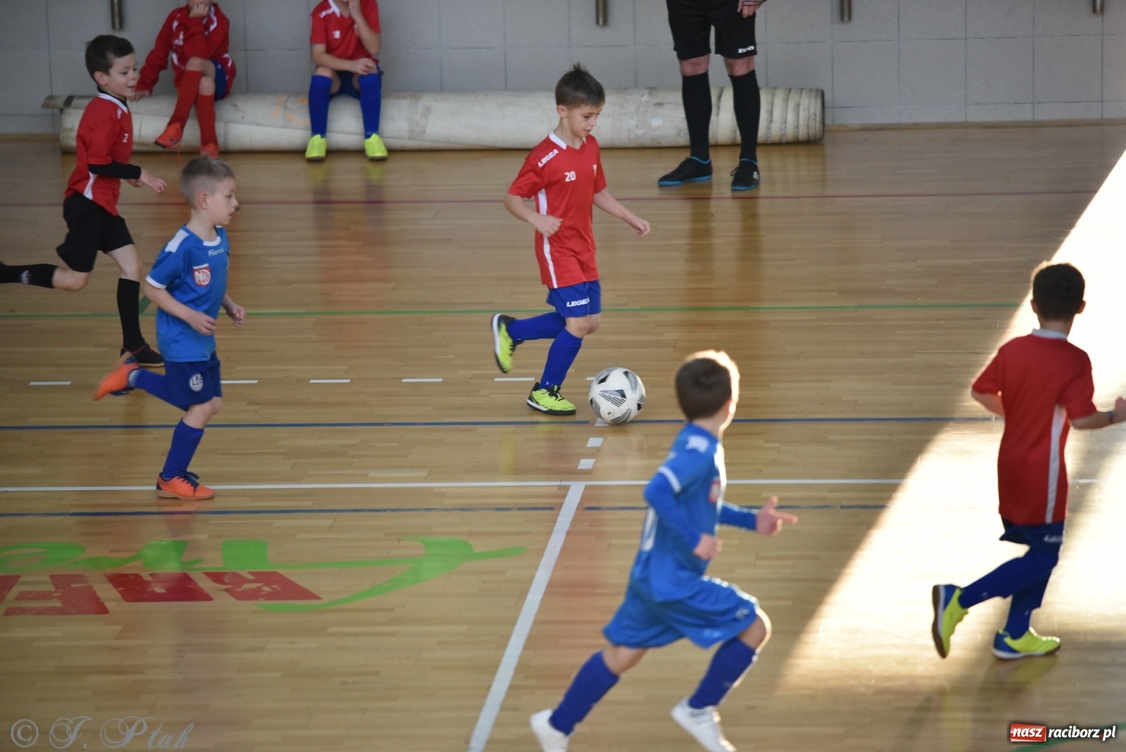 Zdjęcie w galerii na portalu naszraciborz.pl: Piłkarska rywalizacja żaków w Arenie Rafako [FOTO] wiadomości z regionu