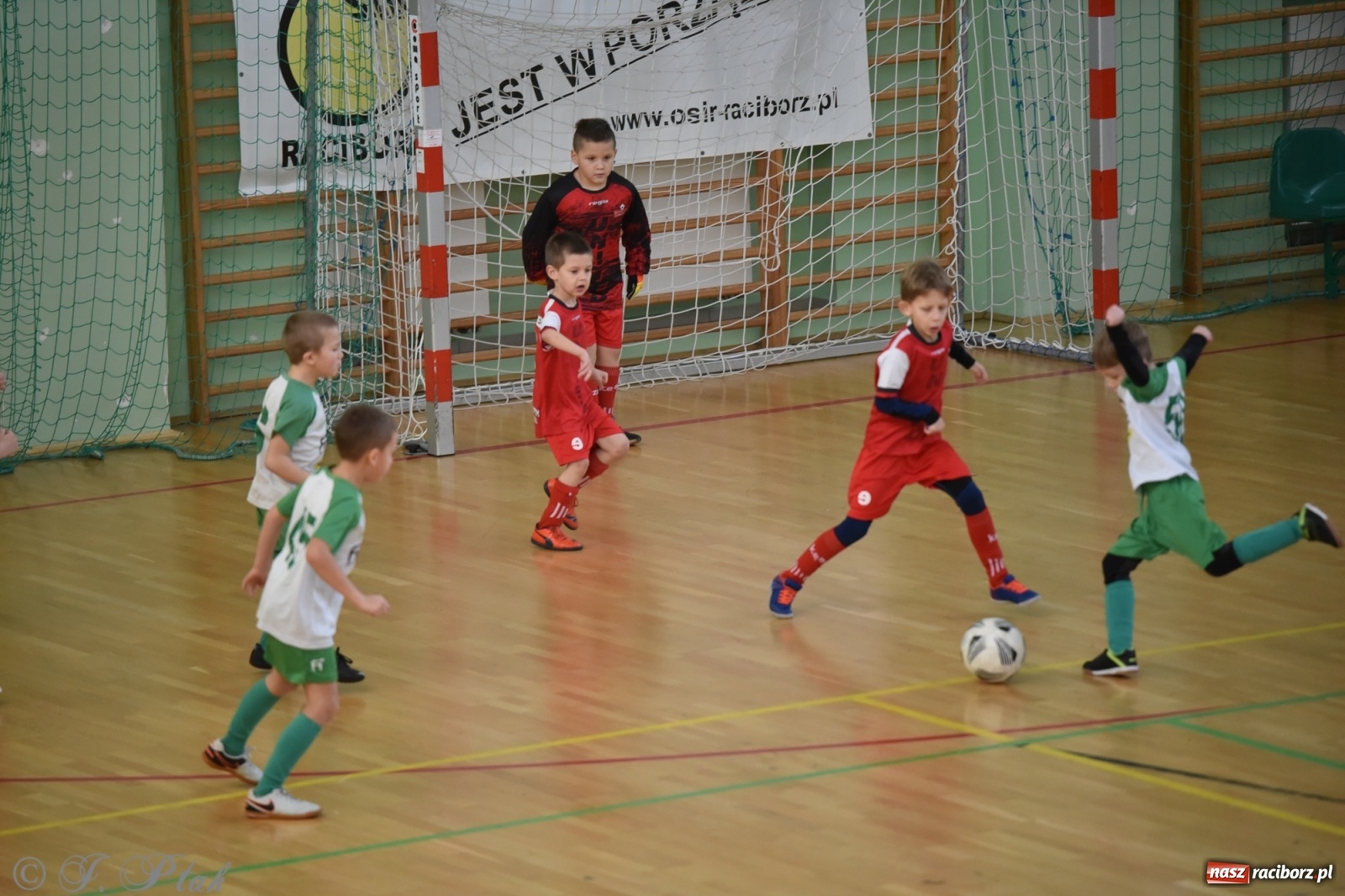 Zdjęcie w galerii na portalu naszraciborz.pl: Piłkarska rywalizacja żaków w Arenie Rafako [FOTO] wiadomości z regionu