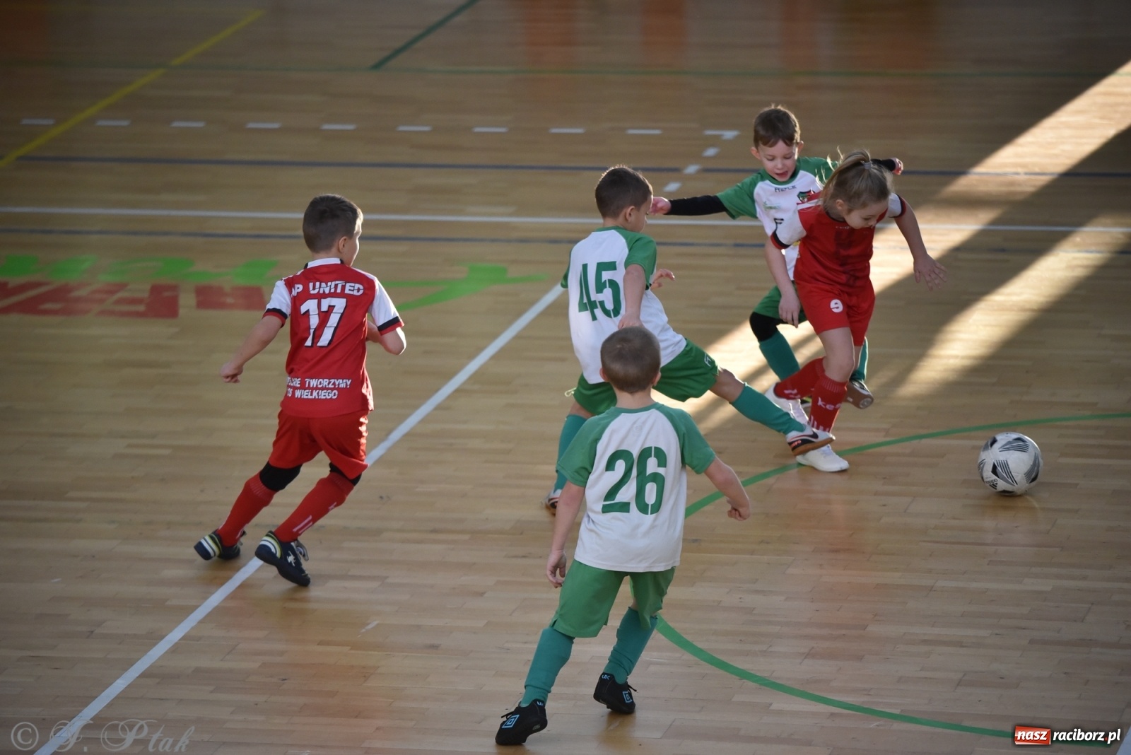 Zdjęcie w galerii na portalu naszraciborz.pl: Piłkarska rywalizacja żaków w Arenie Rafako [FOTO] wiadomości z regionu