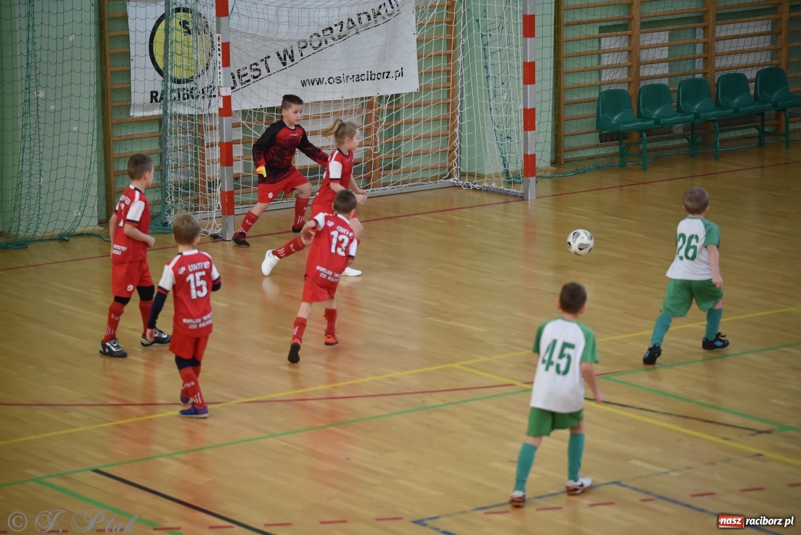 Zdjęcie w galerii na portalu naszraciborz.pl: Piłkarska rywalizacja żaków w Arenie Rafako [FOTO] wiadomości z regionu