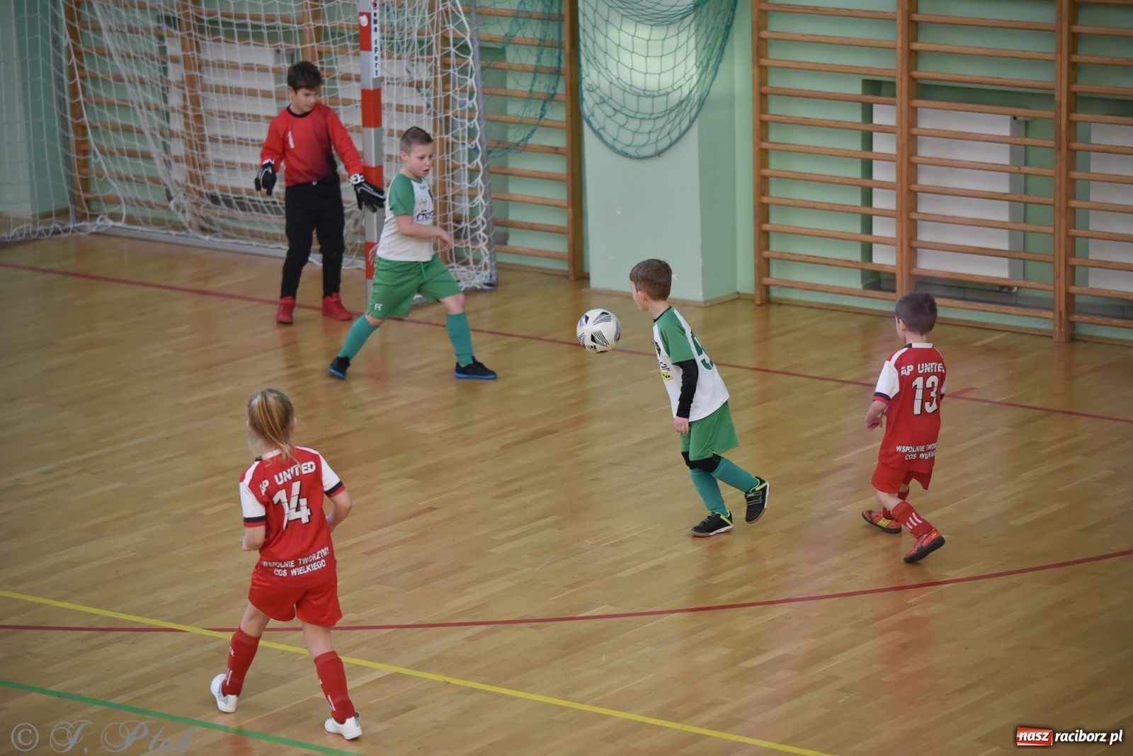 Zdjęcie w galerii na portalu naszraciborz.pl: Piłkarska rywalizacja żaków w Arenie Rafako [FOTO] wiadomości z regionu