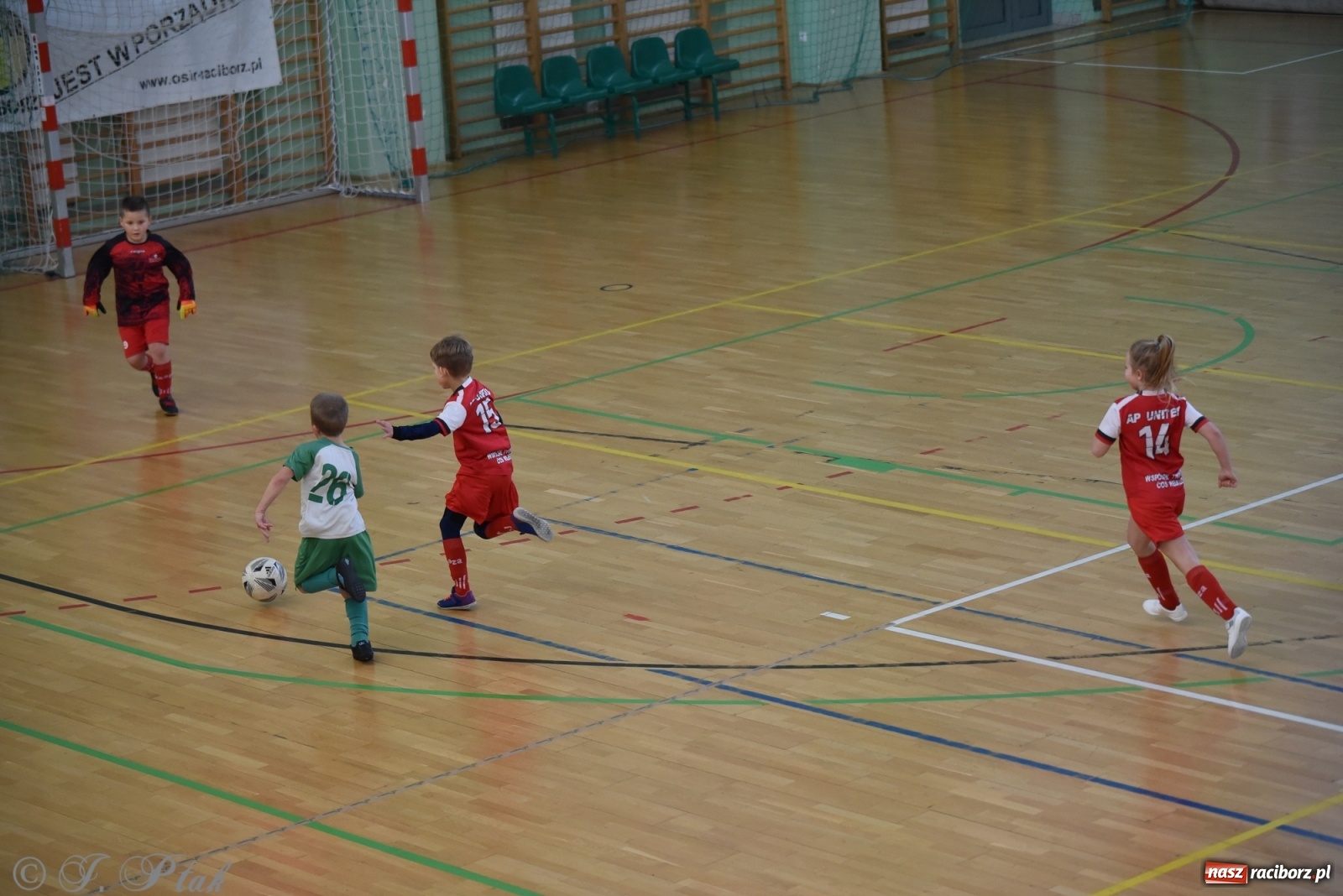 Zdjęcie w galerii na portalu naszraciborz.pl: Piłkarska rywalizacja żaków w Arenie Rafako [FOTO] wiadomości z regionu
