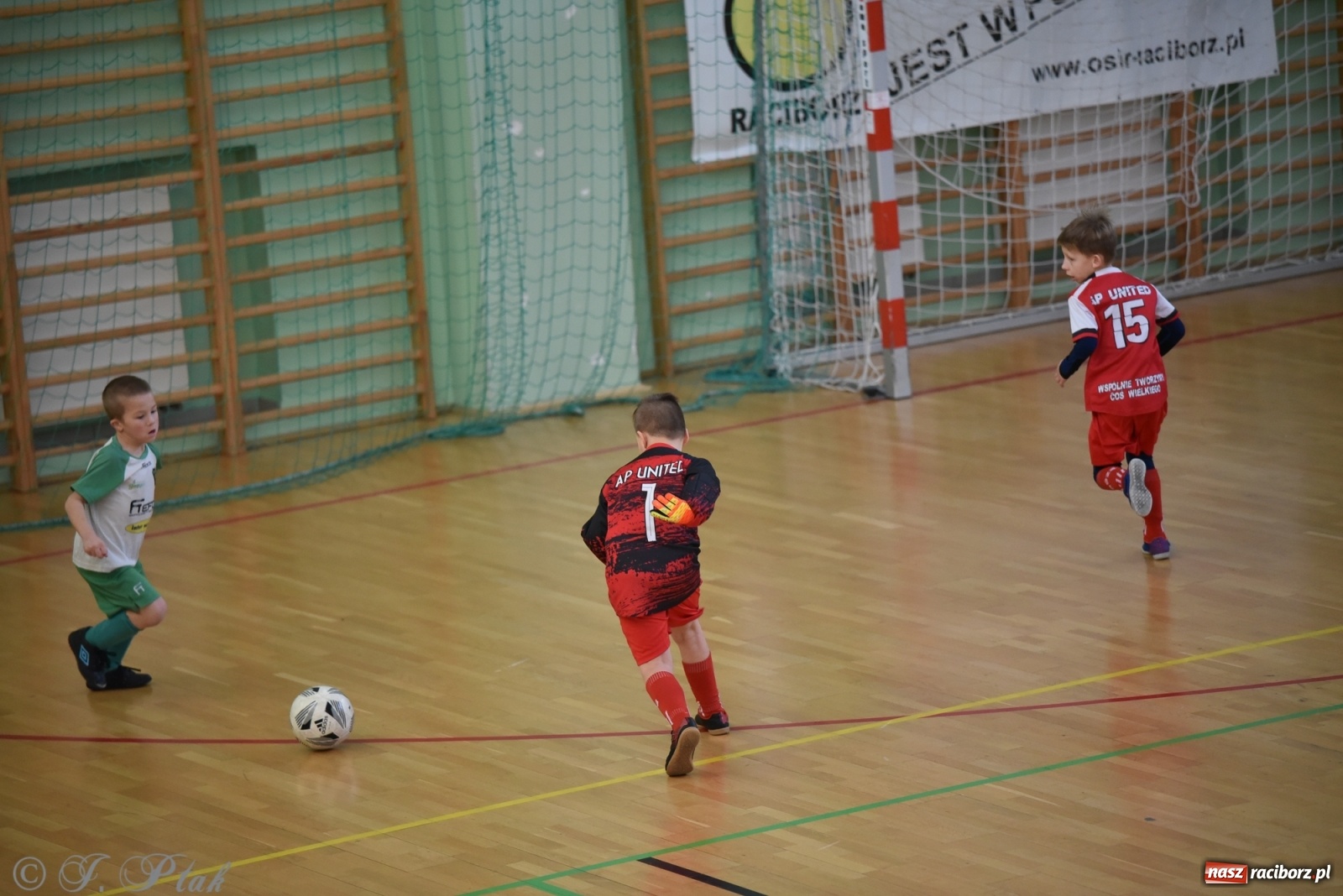 Zdjęcie w galerii na portalu naszraciborz.pl: Piłkarska rywalizacja żaków w Arenie Rafako [FOTO] wiadomości z regionu