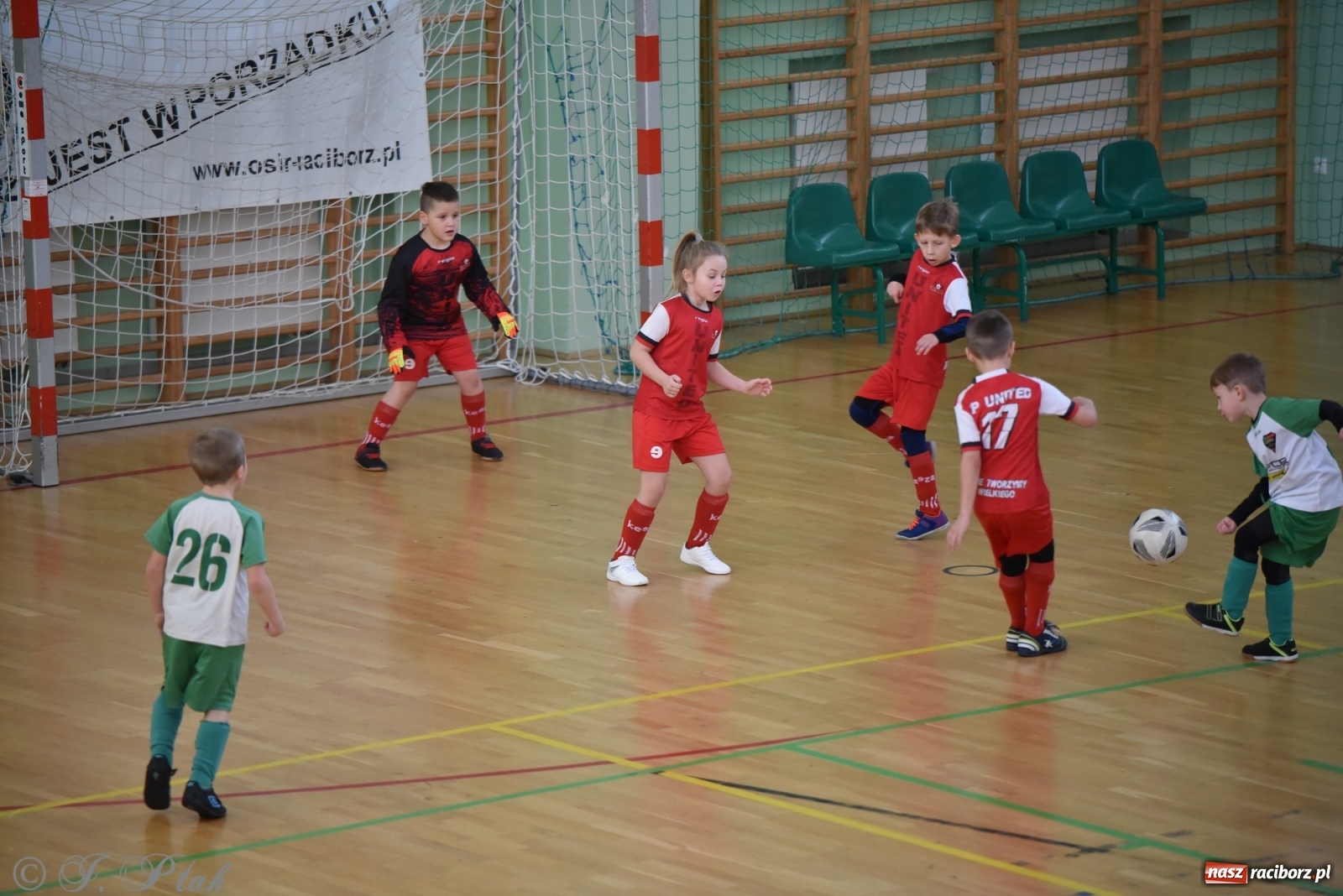 Zdjęcie w galerii na portalu naszraciborz.pl: Piłkarska rywalizacja żaków w Arenie Rafako [FOTO] wiadomości z regionu