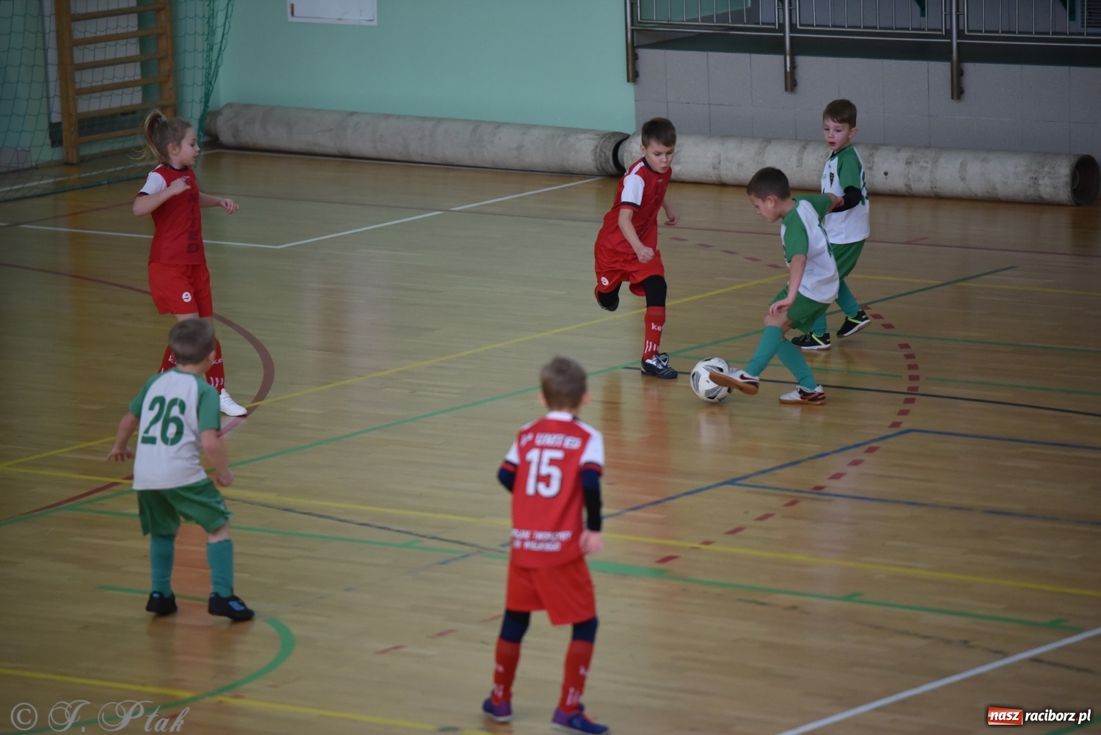 Zdjęcie w galerii na portalu naszraciborz.pl: Piłkarska rywalizacja żaków w Arenie Rafako [FOTO] wiadomości z regionu