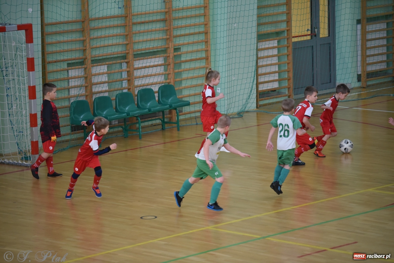 Zdjęcie w galerii na portalu naszraciborz.pl: Piłkarska rywalizacja żaków w Arenie Rafako [FOTO] wiadomości z regionu