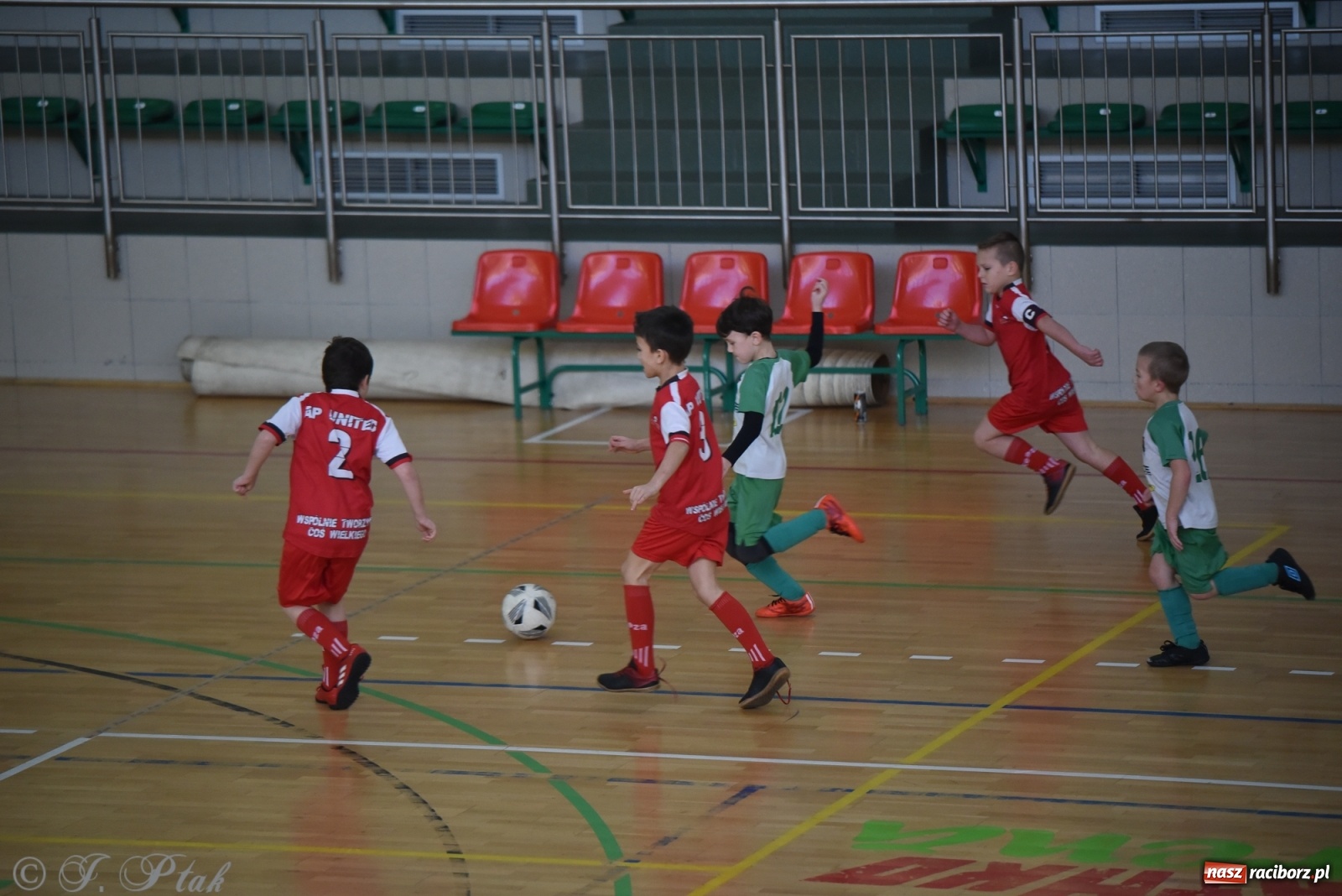 Zdjęcie w galerii na portalu naszraciborz.pl: Piłkarska rywalizacja żaków w Arenie Rafako [FOTO] wiadomości z regionu
