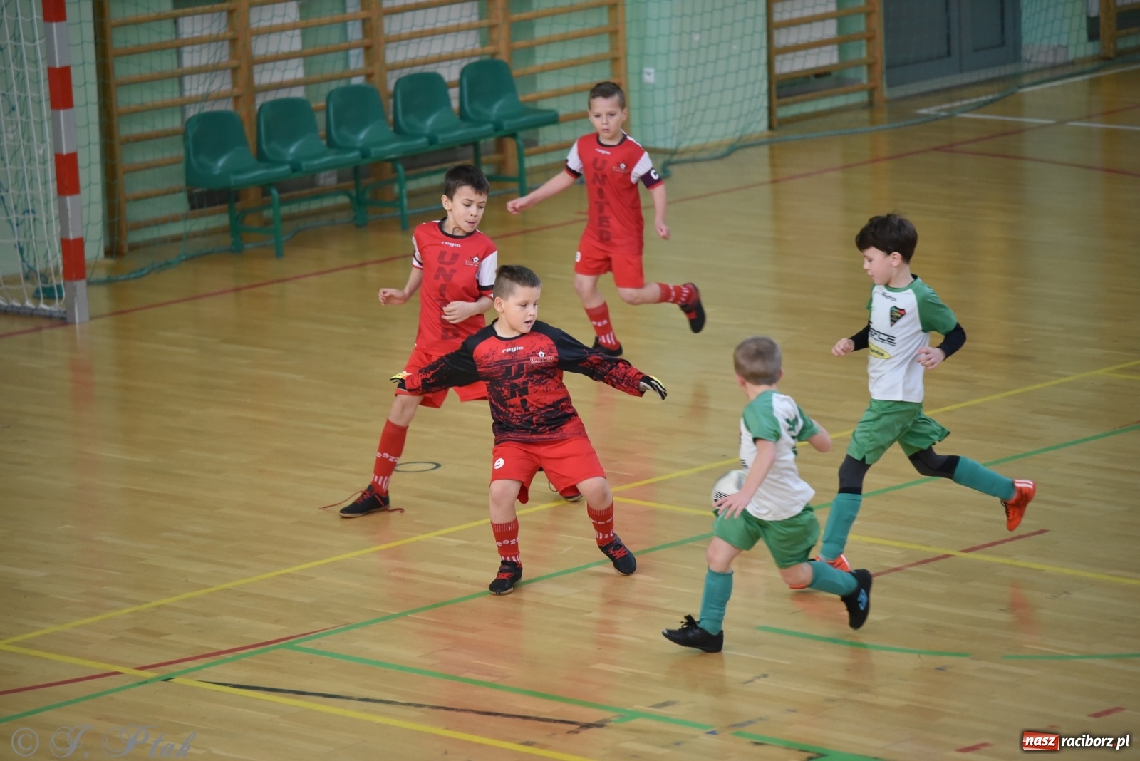 Zdjęcie w galerii na portalu naszraciborz.pl: Piłkarska rywalizacja żaków w Arenie Rafako [FOTO] wiadomości z regionu