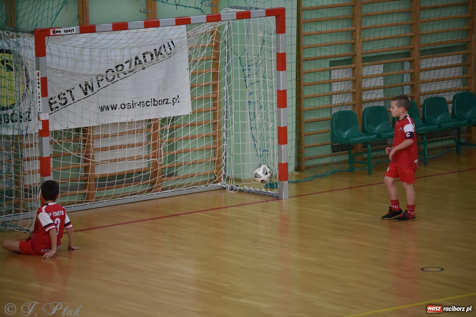 Zdjęcie w galerii na portalu naszraciborz.pl: Piłkarska rywalizacja żaków w Arenie Rafako [FOTO] wiadomości z regionu