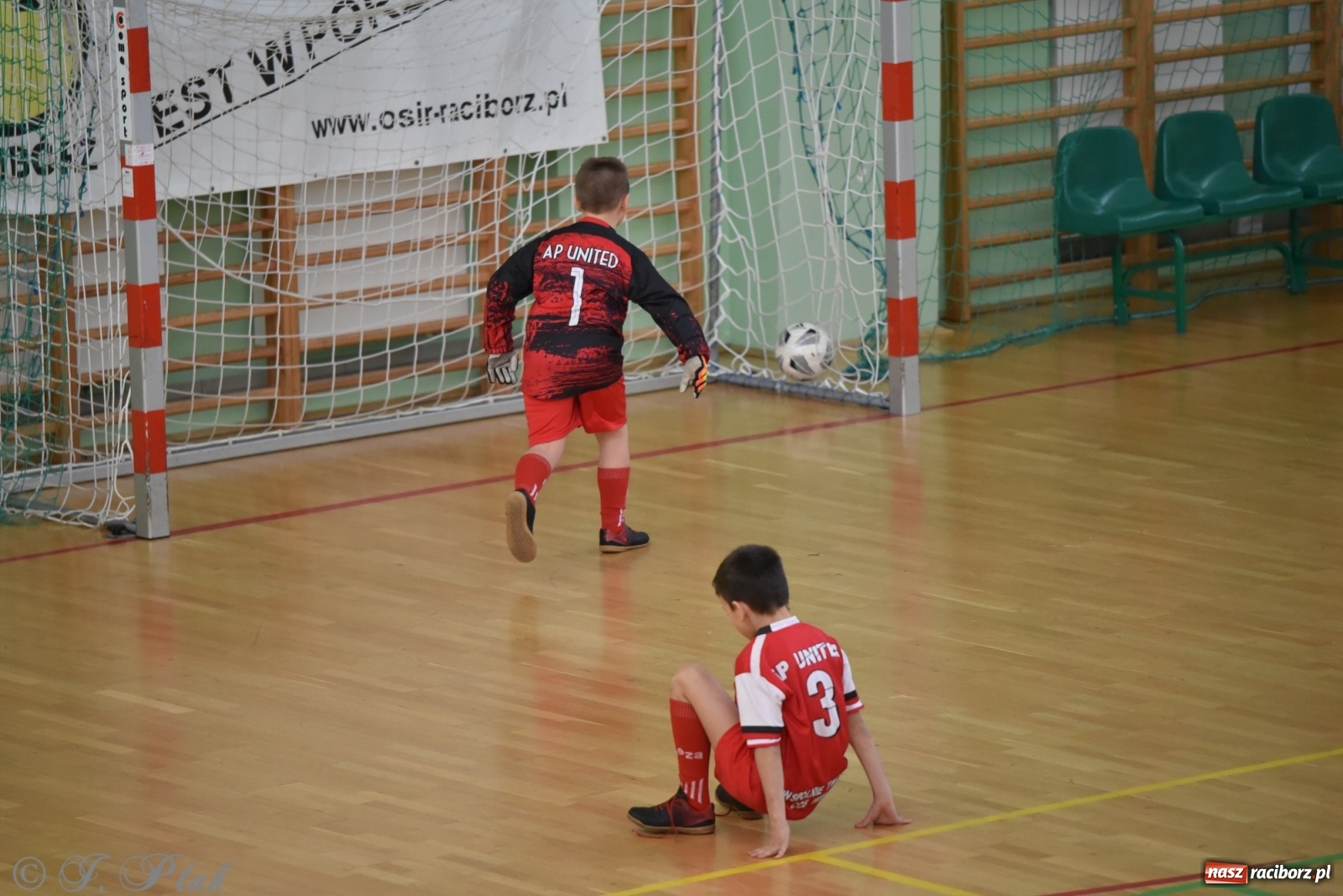 Zdjęcie w galerii na portalu naszraciborz.pl: Piłkarska rywalizacja żaków w Arenie Rafako [FOTO] wiadomości z regionu