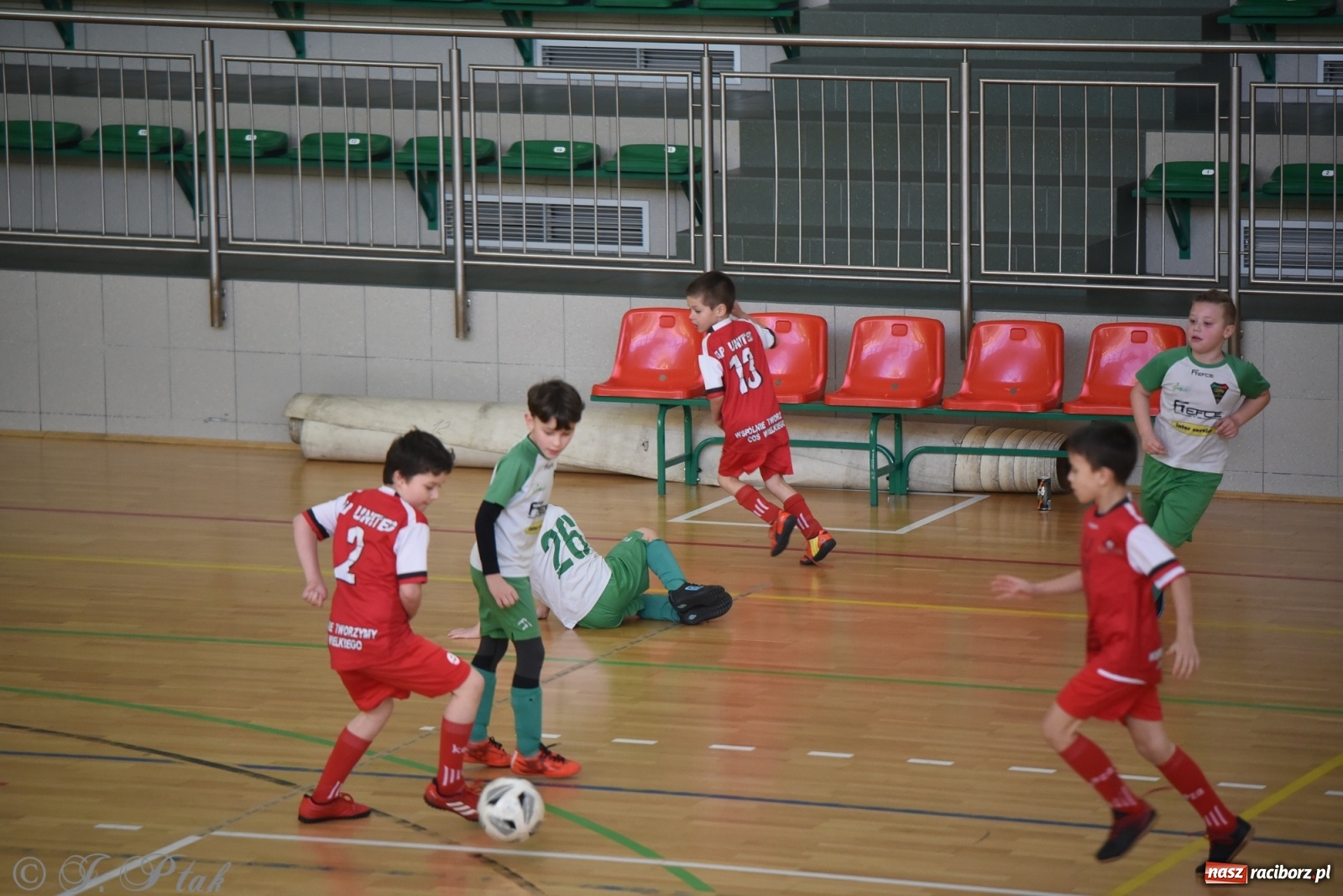 Zdjęcie w galerii na portalu naszraciborz.pl: Piłkarska rywalizacja żaków w Arenie Rafako [FOTO] wiadomości z regionu