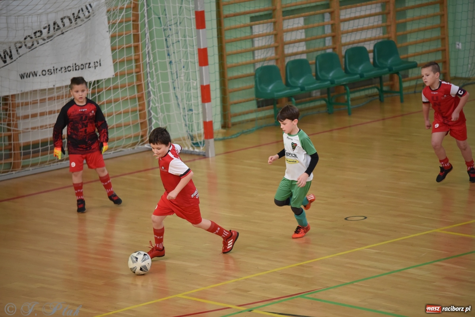 Zdjęcie w galerii na portalu naszraciborz.pl: Piłkarska rywalizacja żaków w Arenie Rafako [FOTO] wiadomości z regionu