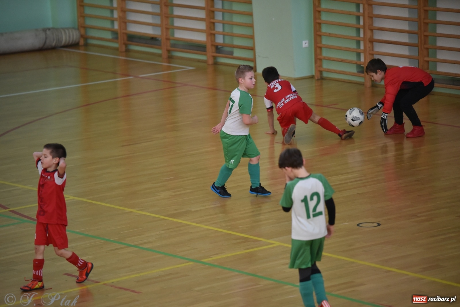 Zdjęcie w galerii na portalu naszraciborz.pl: Piłkarska rywalizacja żaków w Arenie Rafako [FOTO] wiadomości z regionu
