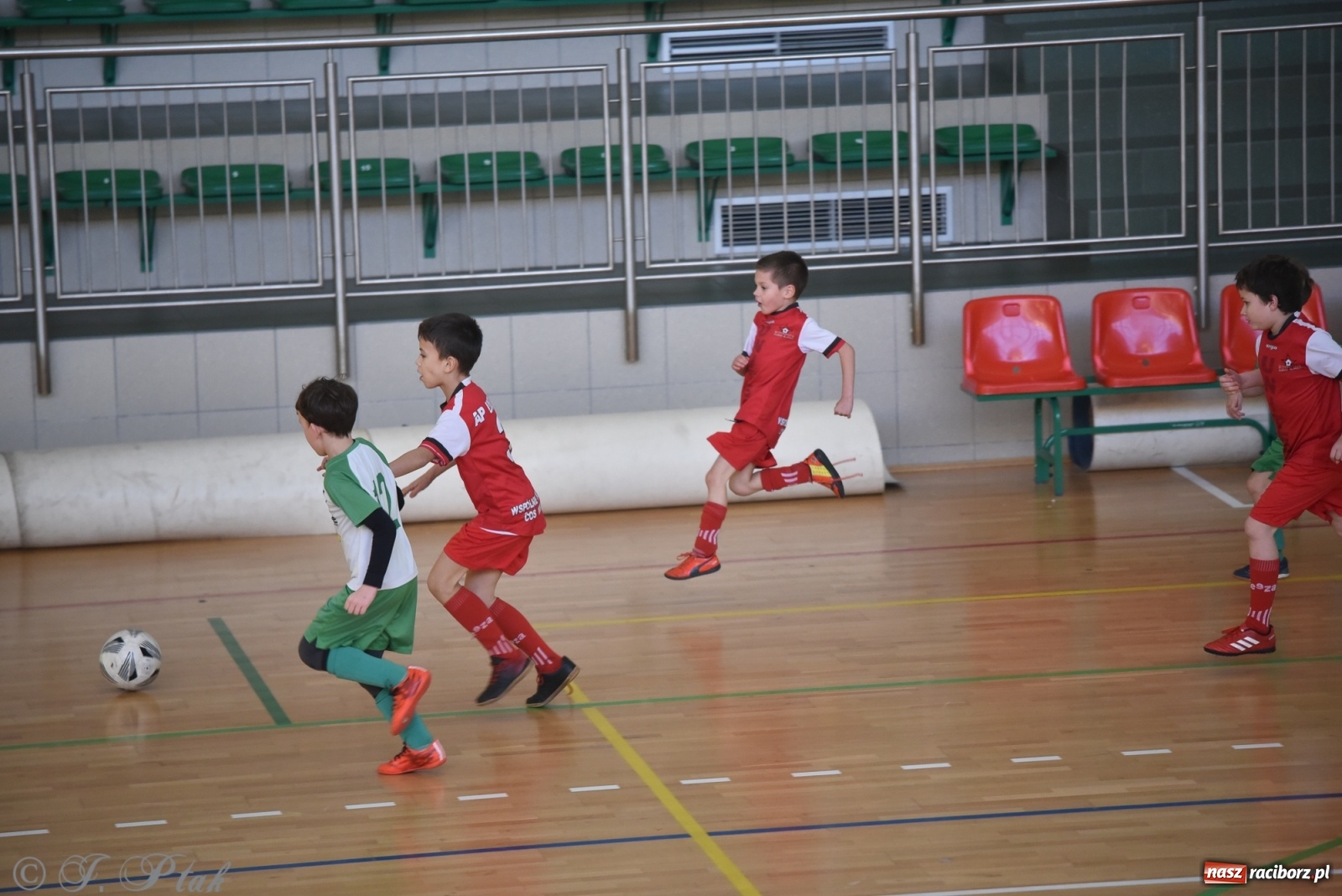 Zdjęcie w galerii na portalu naszraciborz.pl: Piłkarska rywalizacja żaków w Arenie Rafako [FOTO] wiadomości z regionu