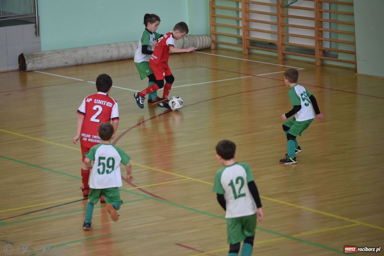 Zdjęcie w galerii na portalu naszraciborz.pl: Piłkarska rywalizacja żaków w Arenie Rafako [FOTO] wiadomości z regionu