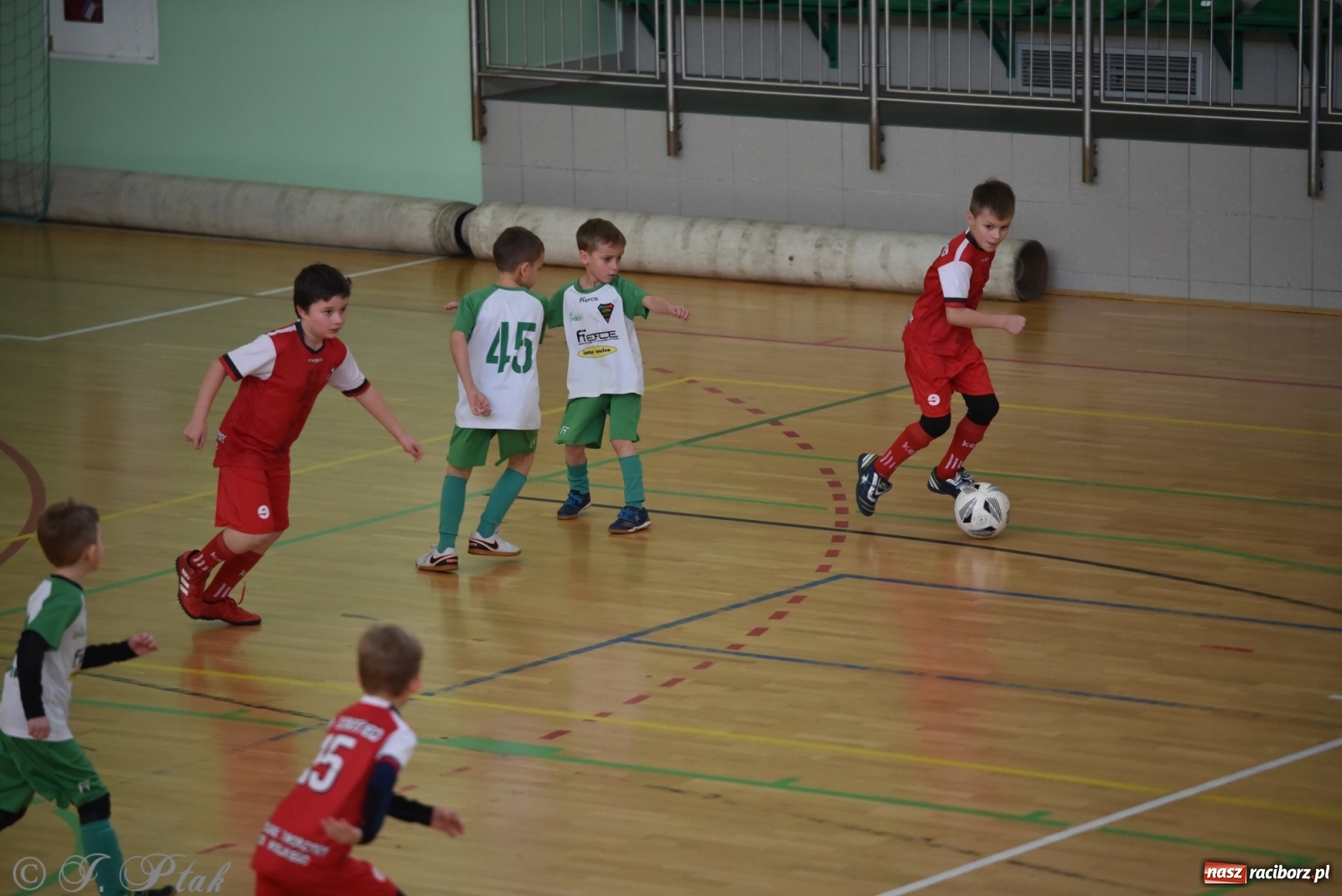 Zdjęcie w galerii na portalu naszraciborz.pl: Piłkarska rywalizacja żaków w Arenie Rafako [FOTO] wiadomości z regionu