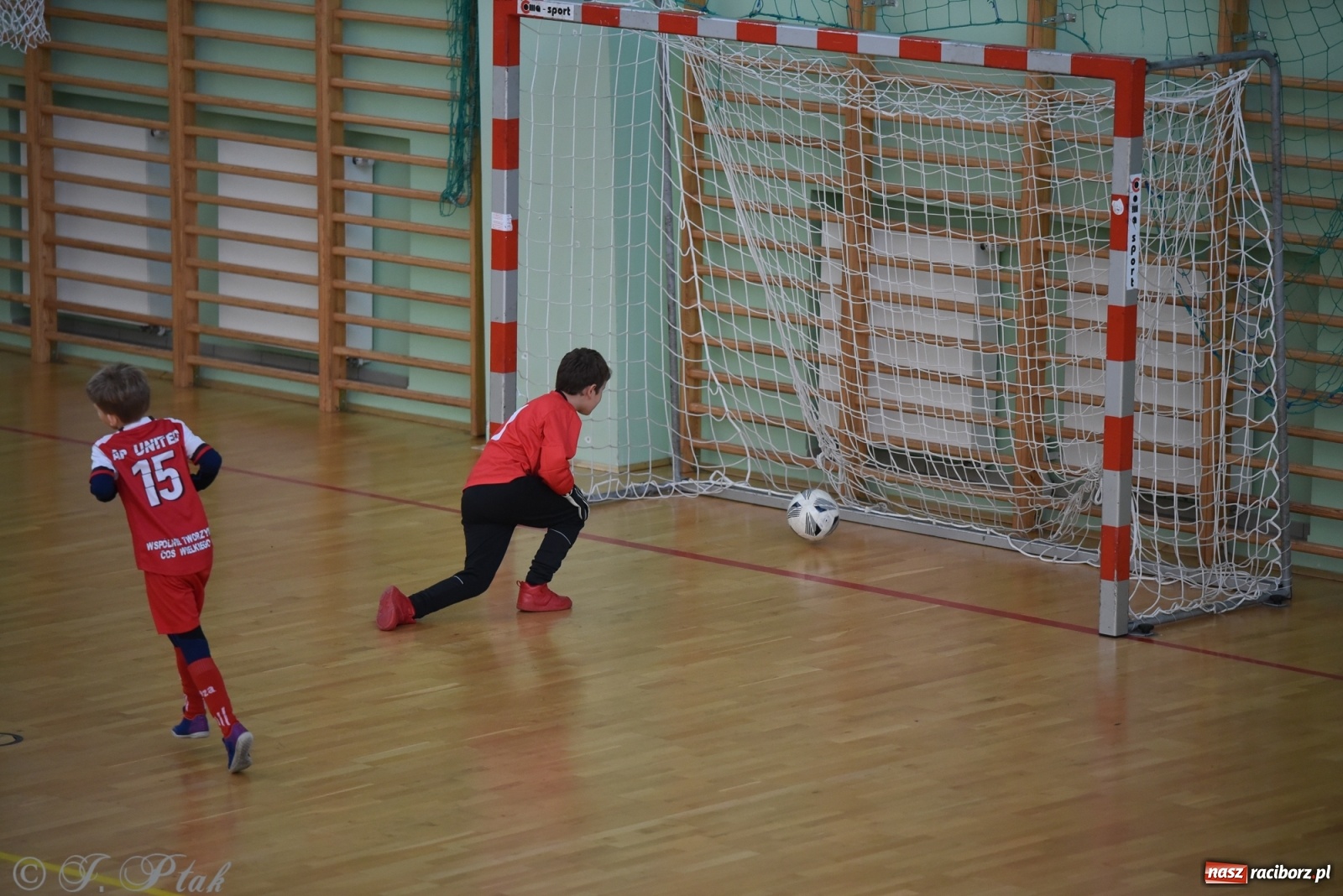 Zdjęcie w galerii na portalu naszraciborz.pl: Piłkarska rywalizacja żaków w Arenie Rafako [FOTO] wiadomości z regionu