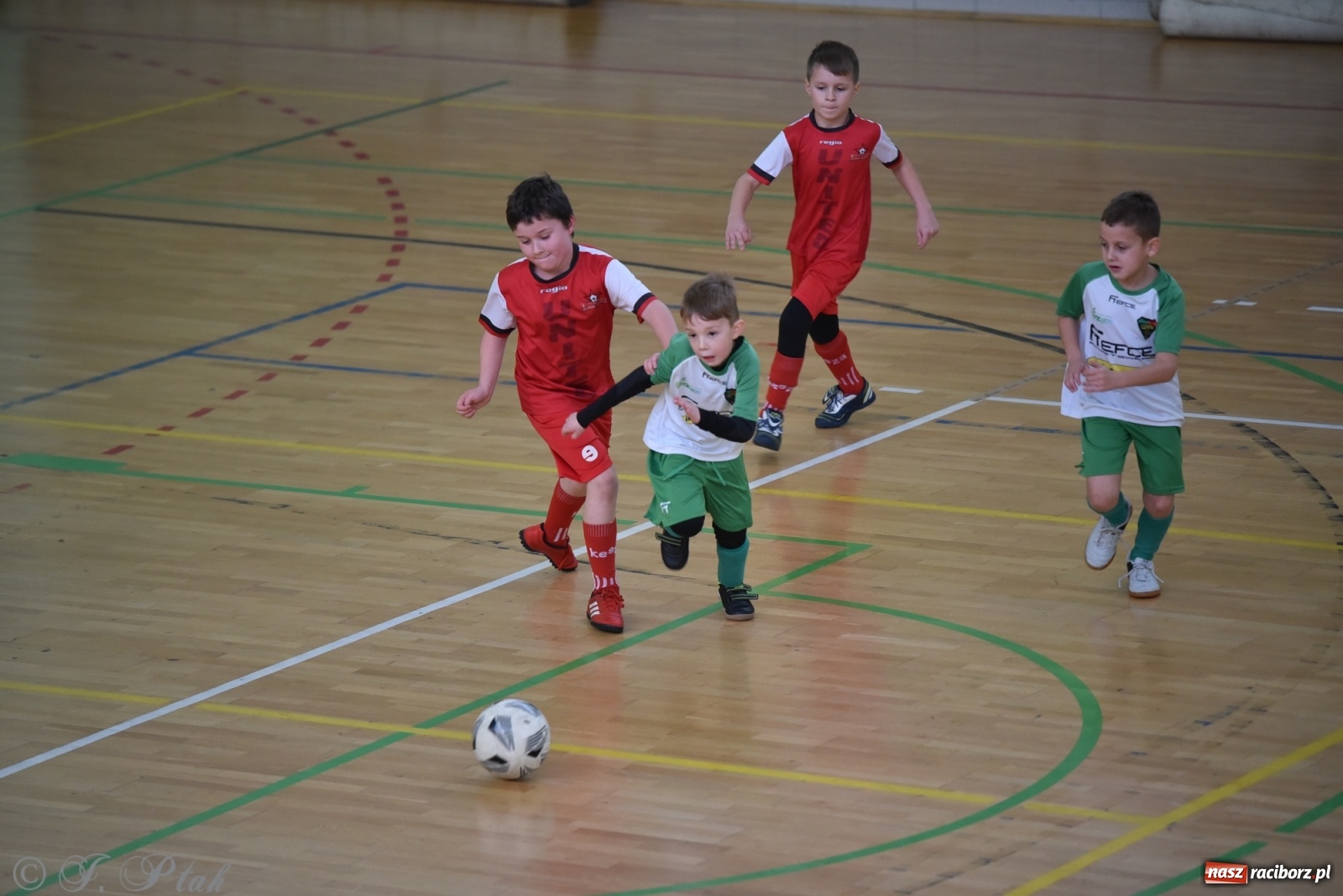 Zdjęcie w galerii na portalu naszraciborz.pl: Piłkarska rywalizacja żaków w Arenie Rafako [FOTO] wiadomości z regionu