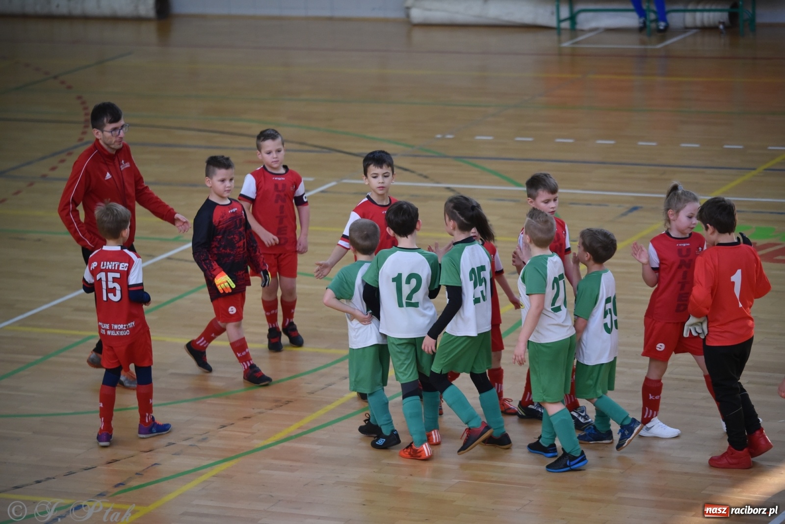 Zdjęcie w galerii na portalu naszraciborz.pl: Piłkarska rywalizacja żaków w Arenie Rafako [FOTO] wiadomości z regionu