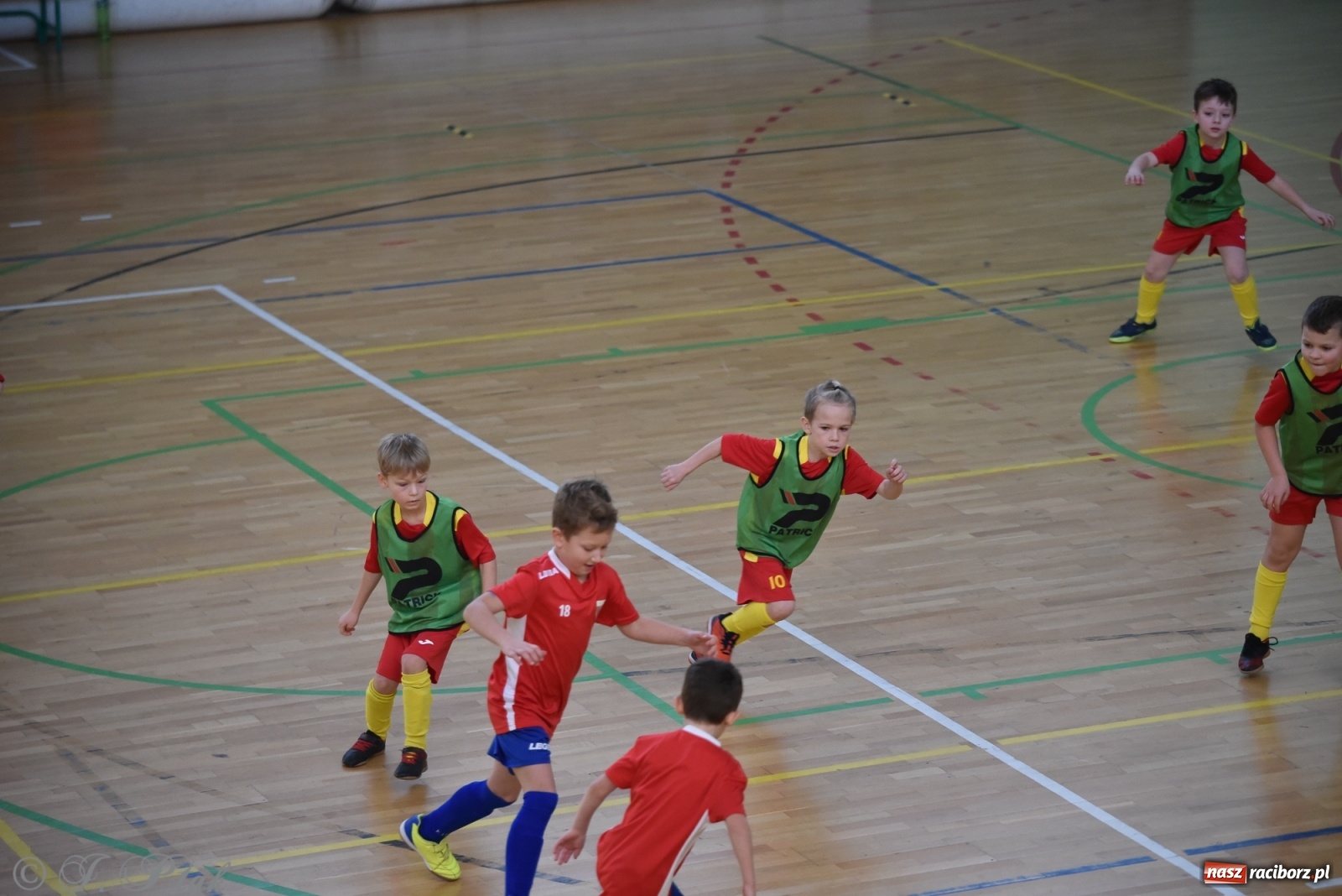 Zdjęcie w galerii na portalu naszraciborz.pl: Piłkarska rywalizacja żaków w Arenie Rafako [FOTO] wiadomości z regionu