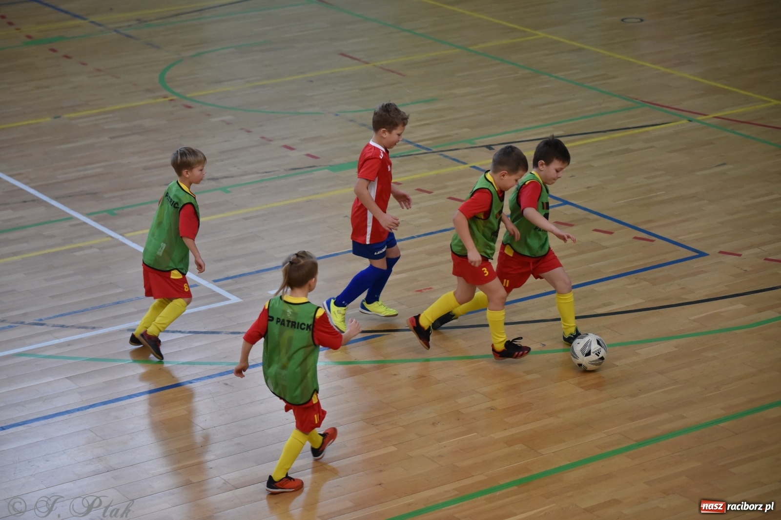 Zdjęcie w galerii na portalu naszraciborz.pl: Piłkarska rywalizacja żaków w Arenie Rafako [FOTO] wiadomości z regionu