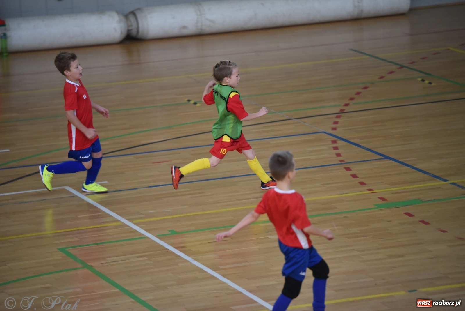Zdjęcie w galerii na portalu naszraciborz.pl: Piłkarska rywalizacja żaków w Arenie Rafako [FOTO] wiadomości z regionu