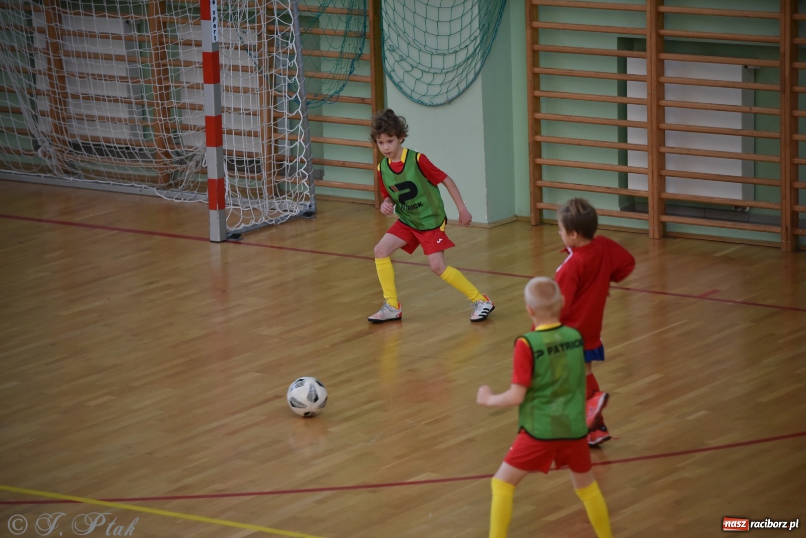 Zdjęcie w galerii na portalu naszraciborz.pl: Piłkarska rywalizacja żaków w Arenie Rafako [FOTO] wiadomości z regionu