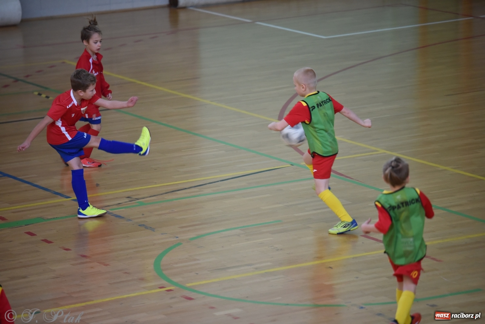 Zdjęcie w galerii na portalu naszraciborz.pl: Piłkarska rywalizacja żaków w Arenie Rafako [FOTO] wiadomości z regionu
