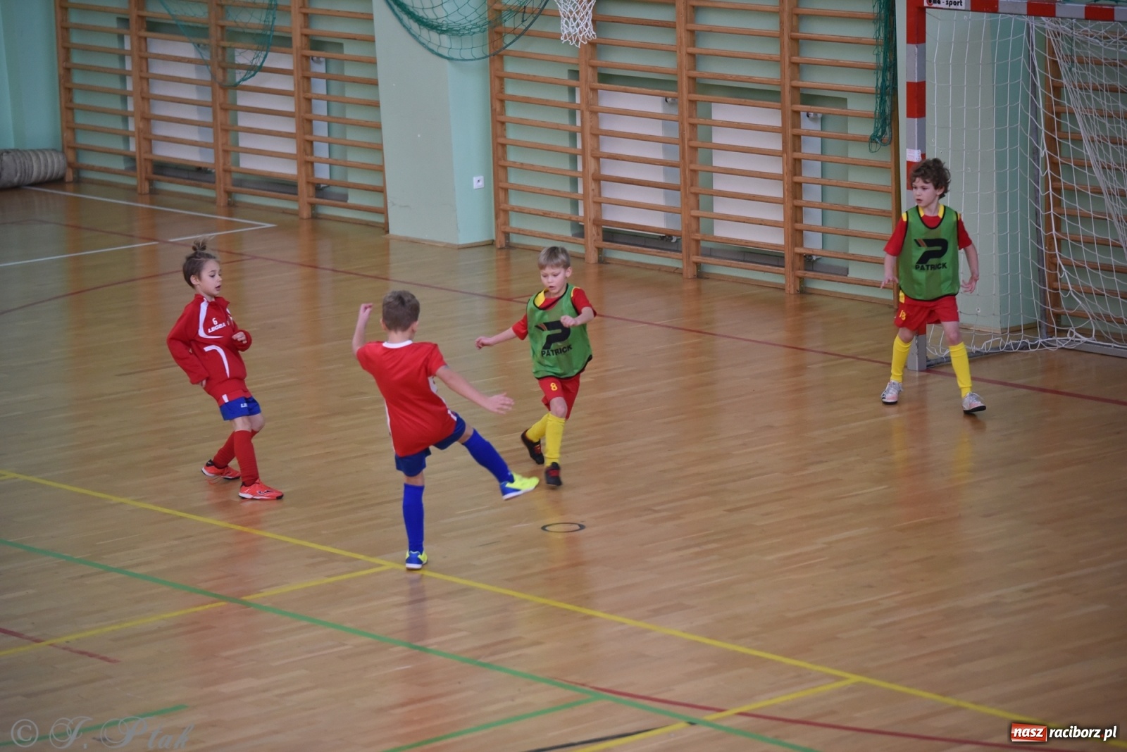 Zdjęcie w galerii na portalu naszraciborz.pl: Piłkarska rywalizacja żaków w Arenie Rafako [FOTO] wiadomości z regionu