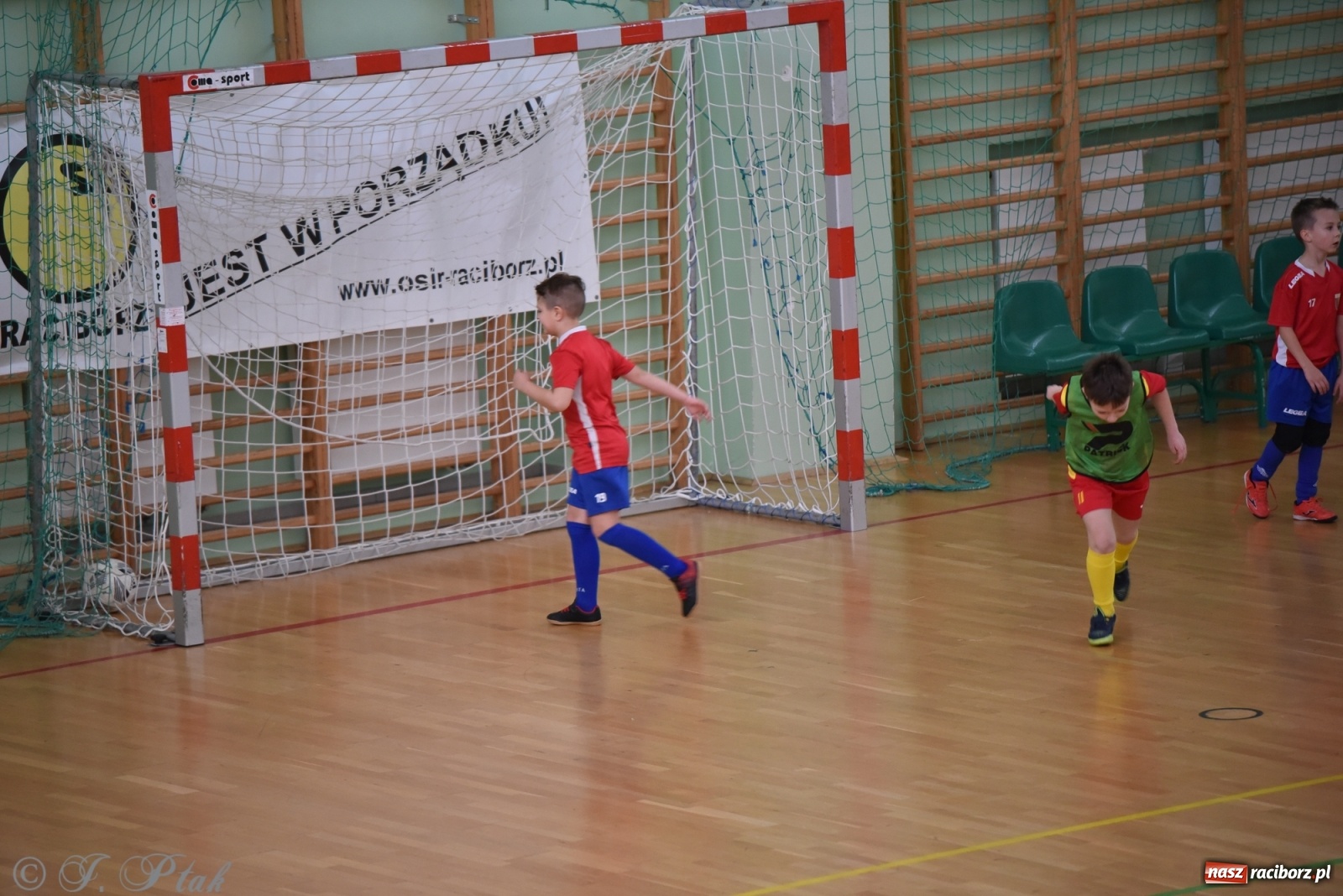 Zdjęcie w galerii na portalu naszraciborz.pl: Piłkarska rywalizacja żaków w Arenie Rafako [FOTO] wiadomości z regionu