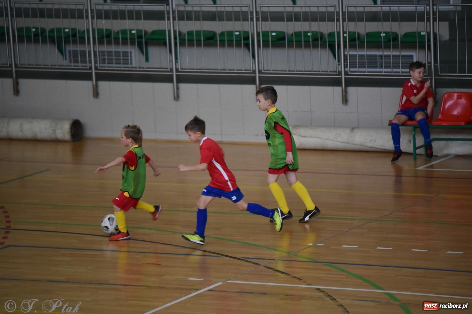 Zdjęcie w galerii na portalu naszraciborz.pl: Piłkarska rywalizacja żaków w Arenie Rafako [FOTO] wiadomości z regionu