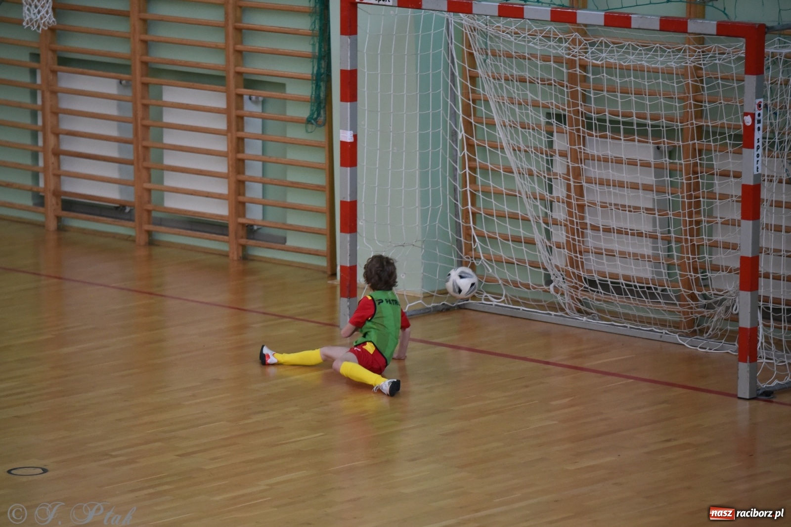 Zdjęcie w galerii na portalu naszraciborz.pl: Piłkarska rywalizacja żaków w Arenie Rafako [FOTO] wiadomości z regionu