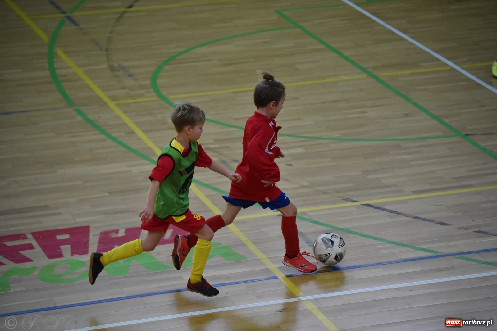 Zdjęcie w galerii na portalu naszraciborz.pl: Piłkarska rywalizacja żaków w Arenie Rafako [FOTO] wiadomości z regionu