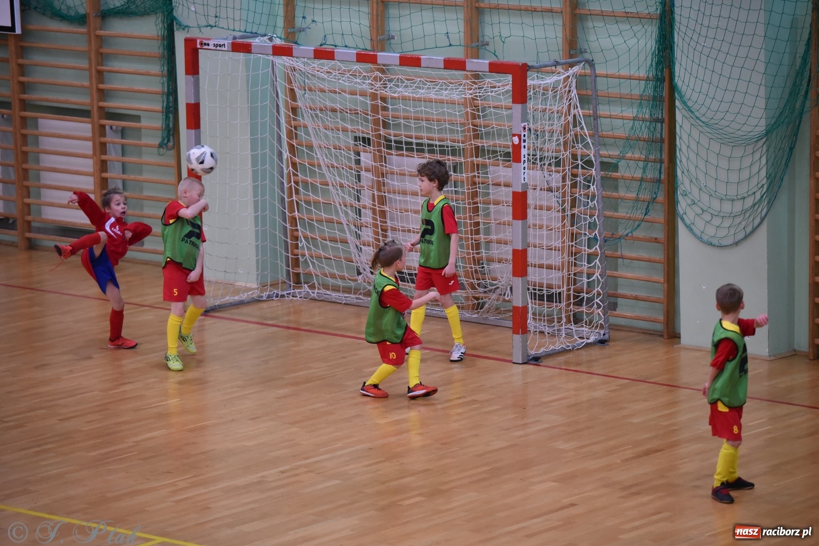 Zdjęcie w galerii na portalu naszraciborz.pl: Piłkarska rywalizacja żaków w Arenie Rafako [FOTO] wiadomości z regionu