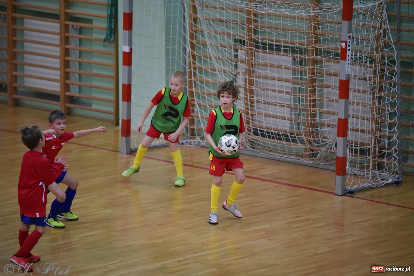 Zdjęcie w galerii na portalu naszraciborz.pl: Piłkarska rywalizacja żaków w Arenie Rafako [FOTO] wiadomości z regionu