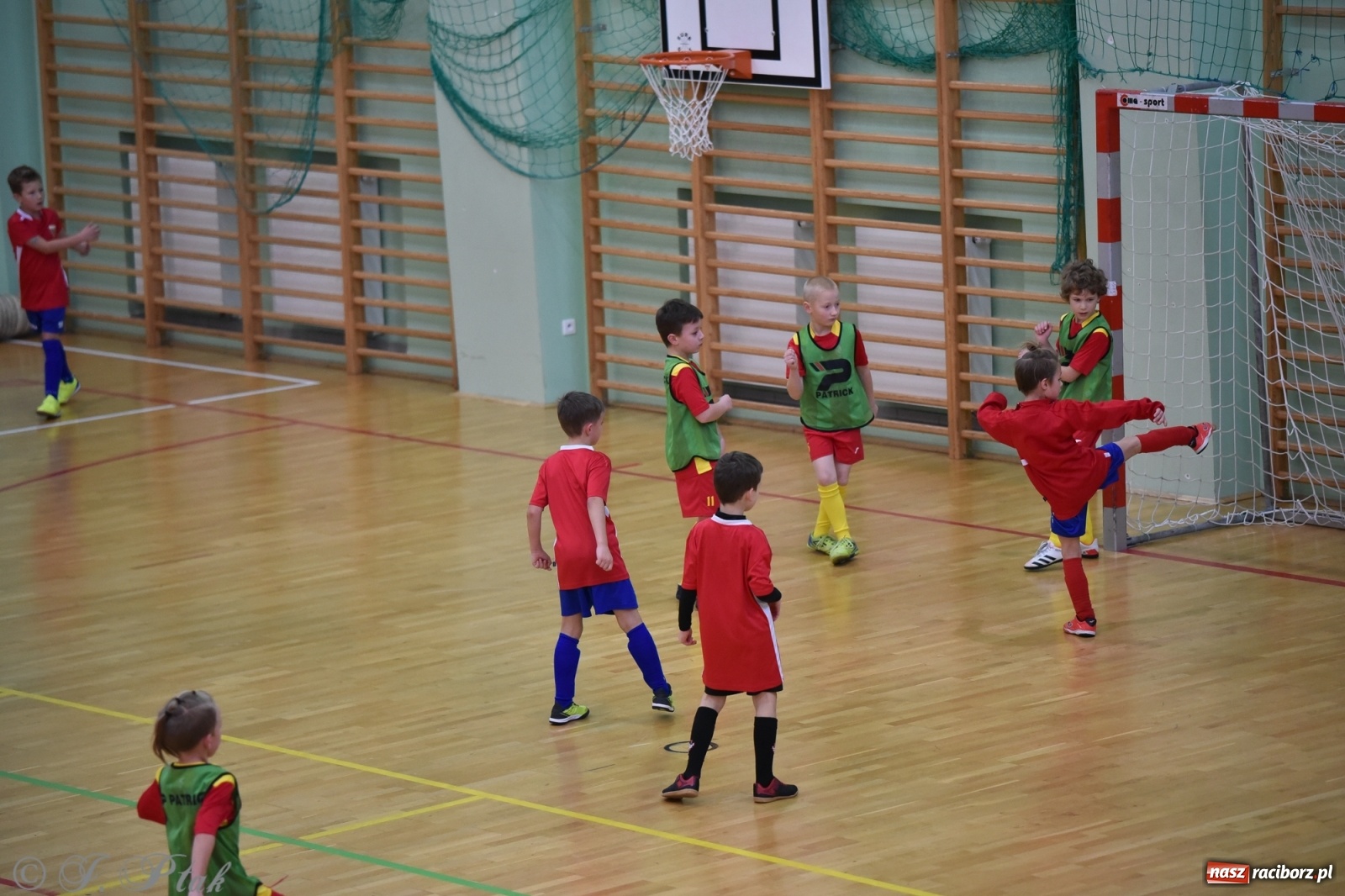 Zdjęcie w galerii na portalu naszraciborz.pl: Piłkarska rywalizacja żaków w Arenie Rafako [FOTO] wiadomości z regionu