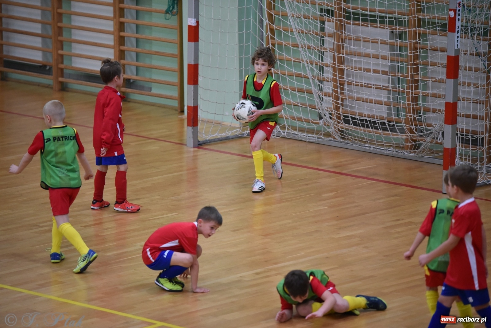 Zdjęcie w galerii na portalu naszraciborz.pl: Piłkarska rywalizacja żaków w Arenie Rafako [FOTO] wiadomości z regionu