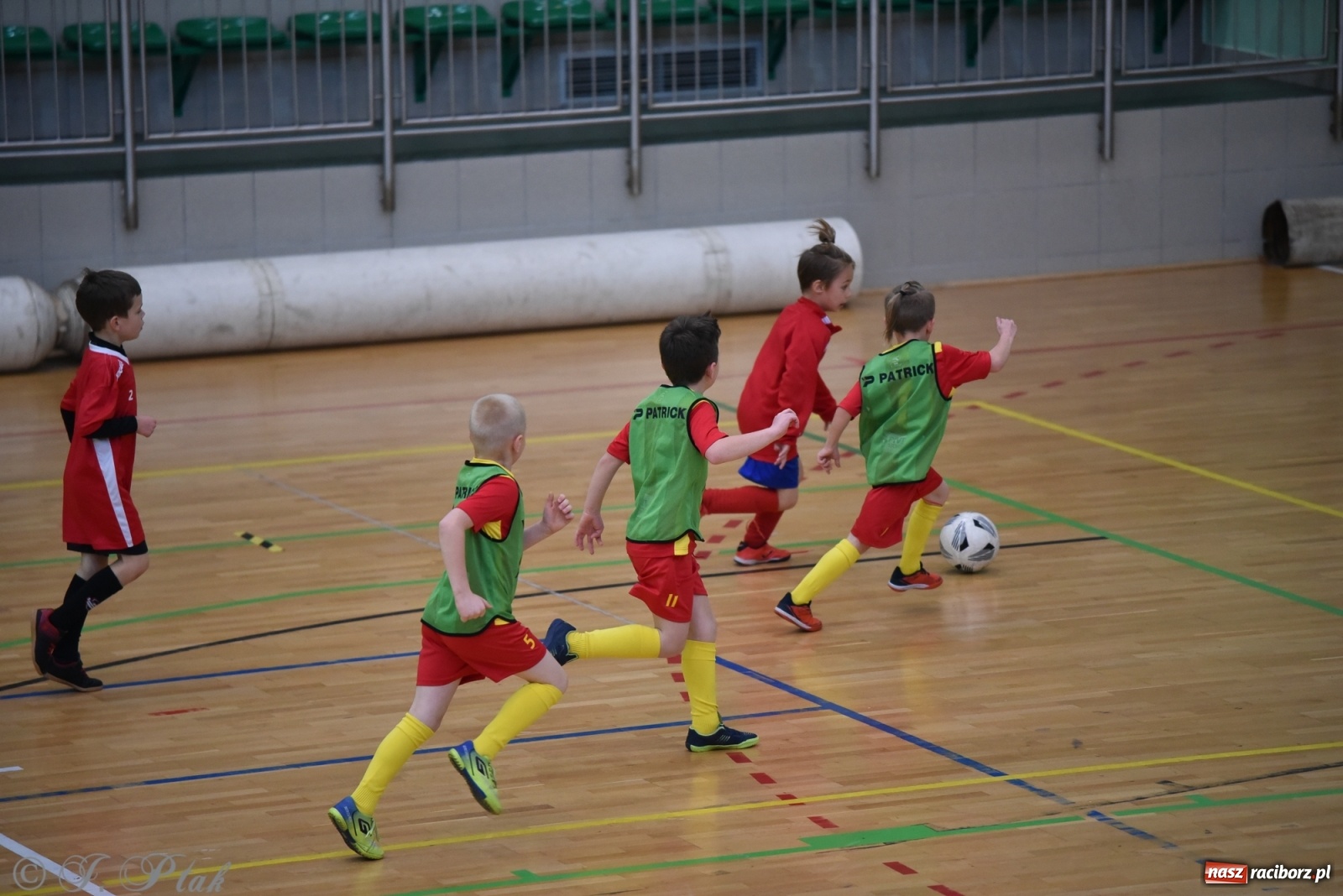 Zdjęcie w galerii na portalu naszraciborz.pl: Piłkarska rywalizacja żaków w Arenie Rafako [FOTO] wiadomości z regionu