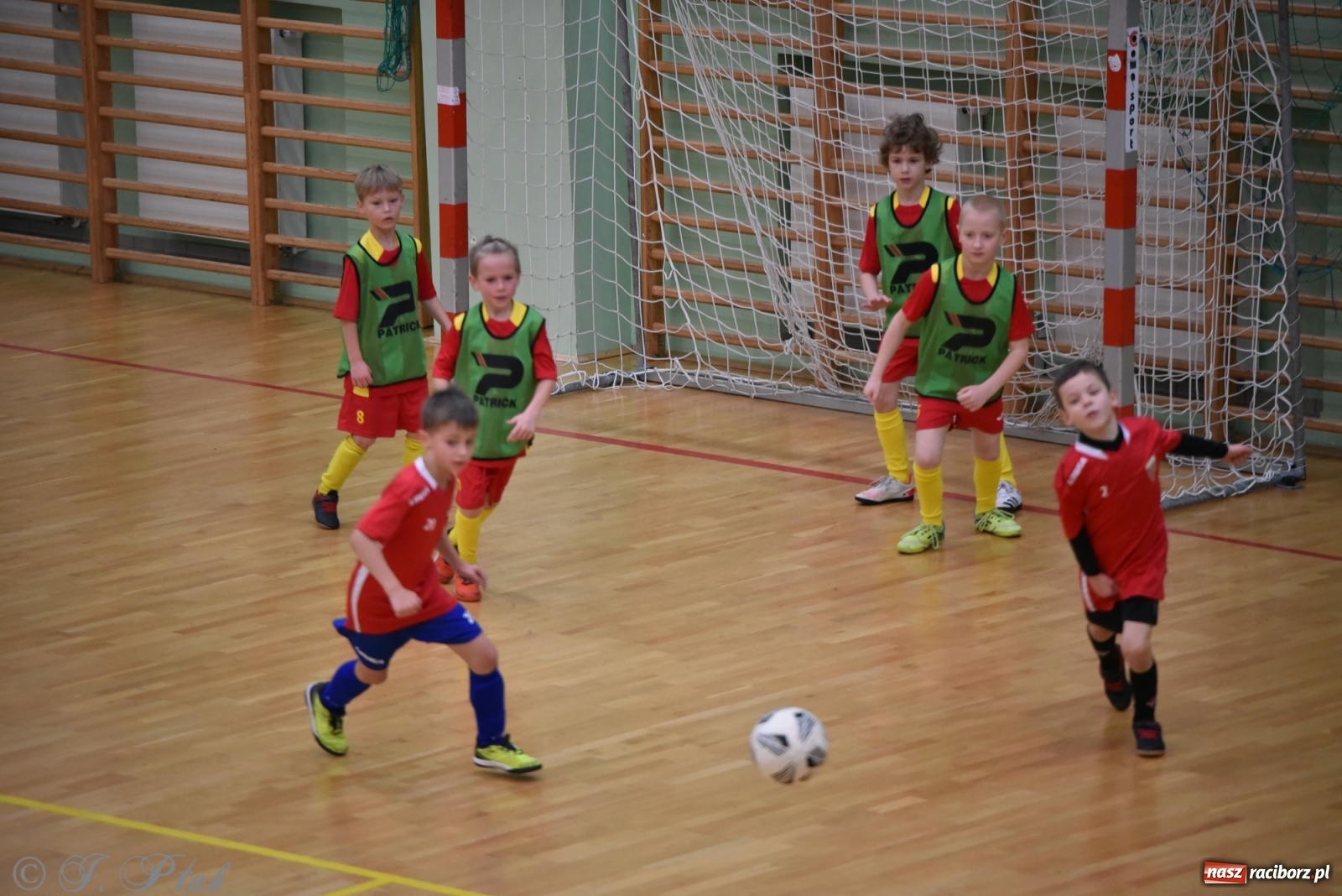 Zdjęcie w galerii na portalu naszraciborz.pl: Piłkarska rywalizacja żaków w Arenie Rafako [FOTO] wiadomości z regionu