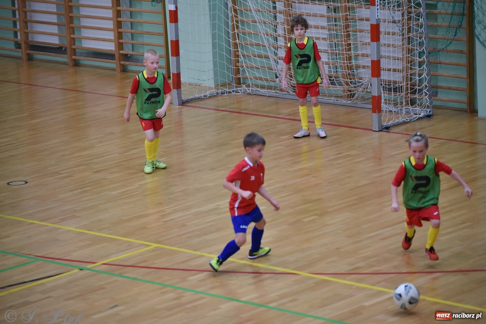 Zdjęcie w galerii na portalu naszraciborz.pl: Piłkarska rywalizacja żaków w Arenie Rafako [FOTO] wiadomości z regionu